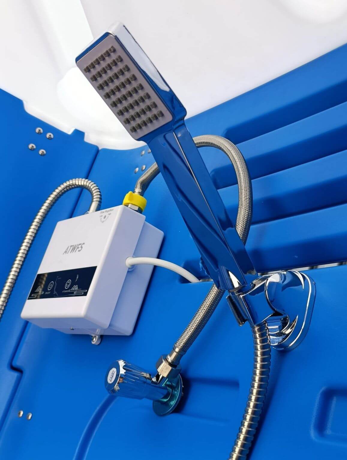 Detalle de la ducha portátil con cabina para alquiler